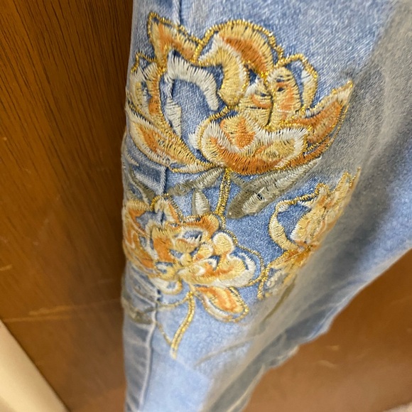 Women's High Rise Floral Embroidered Jeans - Picture 5 of 7